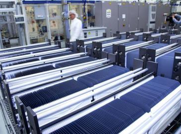 Omezování dodávek elektřiny v čínském Sečuánu dopadá i na výrobu komponent pro solární elektrárny